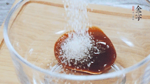 合上蓋子，啟動(dòng)電源煮飯。期間混合好調(diào)味汁。