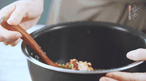 揭開鍋蓋，放上青菜，荷包蛋，就可以吃了。