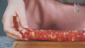 金字火腿肉香腸切成片狀。