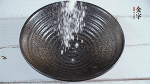 面粉加適量清水，攪拌成糊狀。