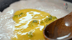 將雞蛋液鋪到面餅上，放上香腸。