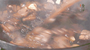 熱油下鍋，爆香蒜片。放入醬肉翻炒片刻后,下豌豆尖均勻翻炒。