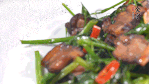 出鍋前加少許鹽調(diào)味。