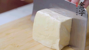 老豆腐切片，浸水備用。