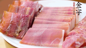 擺盤后鋪上老豆腐，淋點(diǎn)料酒，灑點(diǎn)白糖上鍋蒸20分鐘。