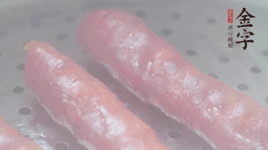 金字香腸上鍋，大火蒸5分鐘，切片備用。