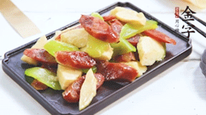 熱油下鍋，依次下金字香腸、萵筍、冬筍，均勻翻炒。