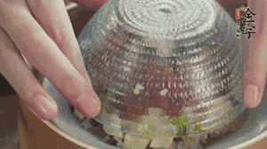 碗倒扣到盤中，擺上焯水后的熟蝦仁即可。