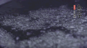 小青菜洗凈后，鍋中水燒開(kāi)，放點(diǎn)鹽和滴幾滴油后燙熟。