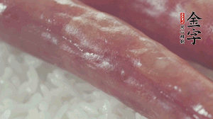 關(guān)上蓋子，煮到米飯露出時(shí)。