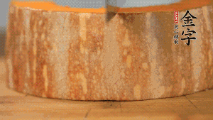 南瓜去皮洗凈后，切成規(guī)則的長方形。