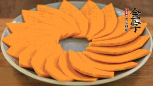 秋葵、南瓜交叉擺在盤中，然后香腸片置于上面，擺成花環(huán)狀。