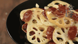 出鍋前加少許鹽調(diào)味，撒上蔥花即可。