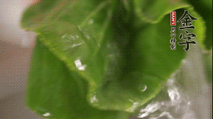 小青菜從根部掰開，分別洗凈。