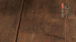 小玉米洗凈，對(duì)切。