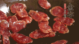 鍋中油7成熱時(shí)，，先放香腸煸香，再放荷蘭豆、小玉米均勻翻炒。（可淋點(diǎn)料酒或清水讓香腸口感軟一些）