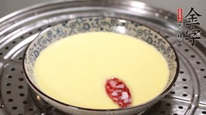 將香腸片均勻鋪上，繼續(xù)蒸6分鐘。