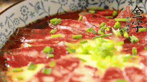 出鍋前淋上少許生抽、香油調(diào)味，撒上蔥花就可以了。