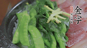 燜好的米飯開蓋，放入菜心、荷蘭豆，澆上調(diào)味汁拌勻。