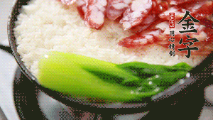 5分鐘后，在鍋邊用勺子淋一圈少少的油。打雞蛋，放青菜，把調好的醬汁倒入。（在米飯周圍用小勺沿著鍋邊淋上一圈油，是為了吃到地道的鍋巴。這個過程可以稍微轉動下鍋，使四壁受熱均勻。）