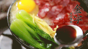 小火繼續(xù)燜，聞到米飯焦香關火繼續(xù)燜2分鐘。（微微的火力讓米飯和香腸融為一體，滋味互相滲透，又不至于讓米飯成熟太快而導致煳底。）