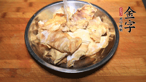 筍干冷水泡發(fā)至軟，切成小段，生姜切成片備用。