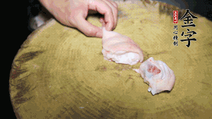 新鮮豬蹄切成塊狀，冷水入鍋，加姜片、黃酒汆燙3分鐘，出鍋后洗凈。（要先將豬蹄的蹄甲和毛處理干凈，如果有毛扎扎的感覺，非常影響口感。大火燒開后，撇去血沫，要多撇幾遍至干凈，這樣才可使湯色更鮮亮、清淡不油膩。）