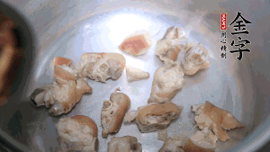 將汆燙好的豬蹄塊、蹄片 、筍段、姜片放入鍋中，放黃酒調(diào)味。