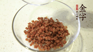 【月餅餡】2．火腿丁、白砂糖、蜂蜜攪拌腌漬2小時。