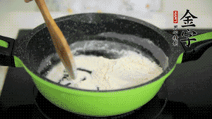 【月餅餡】3．把面粉放入干凈的炒鍋，小火加熱不斷翻炒，至呈微黃色熟透。在腌漬好的火腿丁中加熟面粉，拌勻后，加黃油拌勻揉搓成12個小球，放冰箱冷藏備用。