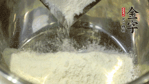 【油皮】1．將油皮材料放入料盆中，緩緩加100ml水，攪拌成雪花片狀。在案板上反復(fù)揉搓成有一定筋度的光潔面團(tuán)，搓成12個團(tuán)子。