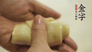 【包月餅】1．面劑兩頭向中間捏緊， 把光滑一面向下，按扁后搟成圓形面皮。餡料放在面皮中心，把餡料包緊，捏緊收口。