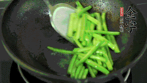 鍋中倒油，油溫7成熱時，放入四季豆煸炒至變色，然后放入香腸均勻翻炒，加少許清水燜煮1分鐘。