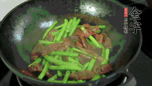 然后再加入鮮蓮子一起翻炒，至熟后加少許鹽調(diào)味就可以了。