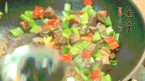 熱油起鍋，依次加入青椒塊、牛肉、大蒜煸炒均勻。