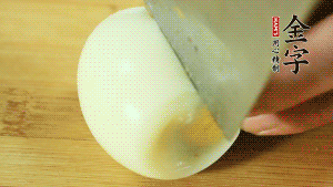 煮面條的同時(shí)把雞蛋煮好。