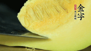 胡蘿卜切滾刀塊，小南瓜取一半去籽去皮切塊備用。