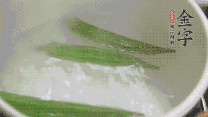 在煮面湯時，就可以做其他步驟了。比如把秋葵汆水，橫切成星星造型；雞蛋煮熟，切成兩半；黃瓜切成絲。