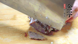 金字鹵牛肉打開包裝，把牛肉切成片狀。（眼見為實，用一整塊牛肉鹵制的鹵牛肉哦，牛肉的香氣感覺撲鼻而來有木有?。。。?>
					</div>
					<span>步驟 6/7</span>
					<p>金字鹵牛肉打開包裝，把牛肉切成片狀。（眼見為實，用一整塊牛肉鹵制的鹵牛肉哦，牛肉的香氣感覺撲鼻而來有木有?。。。?/p>
				</li><li>
					<div   id=