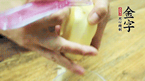 將食材洗凈，茄子、土豆切滾刀塊。