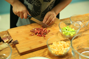 金字火腿隔水蒸15分鐘后切成小丁。