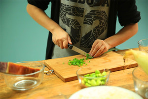 當(dāng)然，如果你愛吃蔥，可以切點(diǎn)蔥花加入。