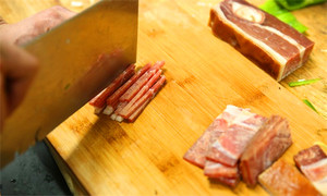 將火腿清洗后切成絲備用。