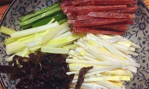 黑木耳泡發(fā)，黑木耳、韭黃、雷筍、青椒切成絲。