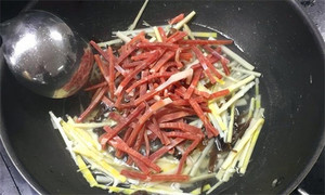 火腿絲、筍絲、黑木耳絲汆水后，瀝干。