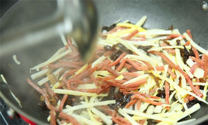 起油鍋，蒜茸煸香，倒入所有食材，加料酒翻炒至熟即可。