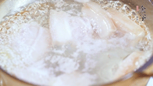 五花肉切塊，加姜片焯水備用。