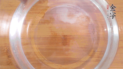 金字火腿切小片，浸泡5分鐘。