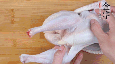 菌菇分別冷水泡發(fā)。雞處理干凈后剁成小塊，放水中浸泡半小時去血水。