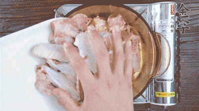 加料酒、蔥姜焯水2分鐘，清洗備用。